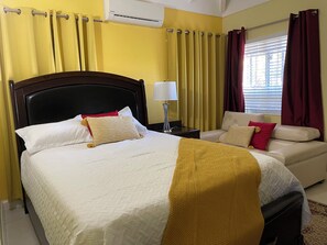 3 Schlafzimmer, Schreibtisch, Bügeleisen/Bügelbrett, Reisekinderbett