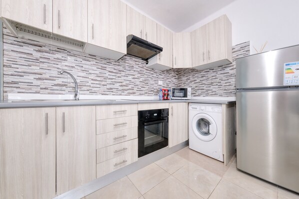 Fridge, microwave, oven, coffee/tea maker