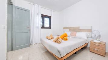 3 habitaciones, tabla de planchar con plancha y cuna de viaje