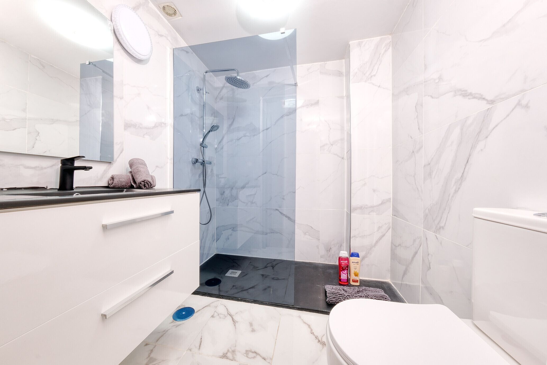 Douche, sèche-cheveux, serviettes fournies, savon