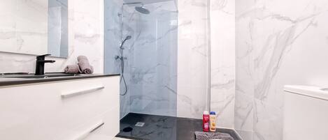 Douche, sèche-cheveux, serviettes fournies, savon