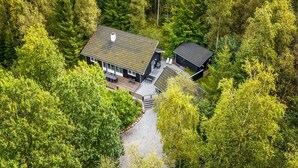 Una casa moderna rodeada de un bosque frondoso.