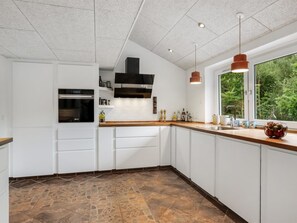 Fridge, microwave, dishwasher, cookware/dishes/utensils