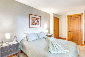 1 bedroom, desk, iron/ironing board, Internet - Mountain-View Condo: Walk to Sunriver Resort (Sunriver)