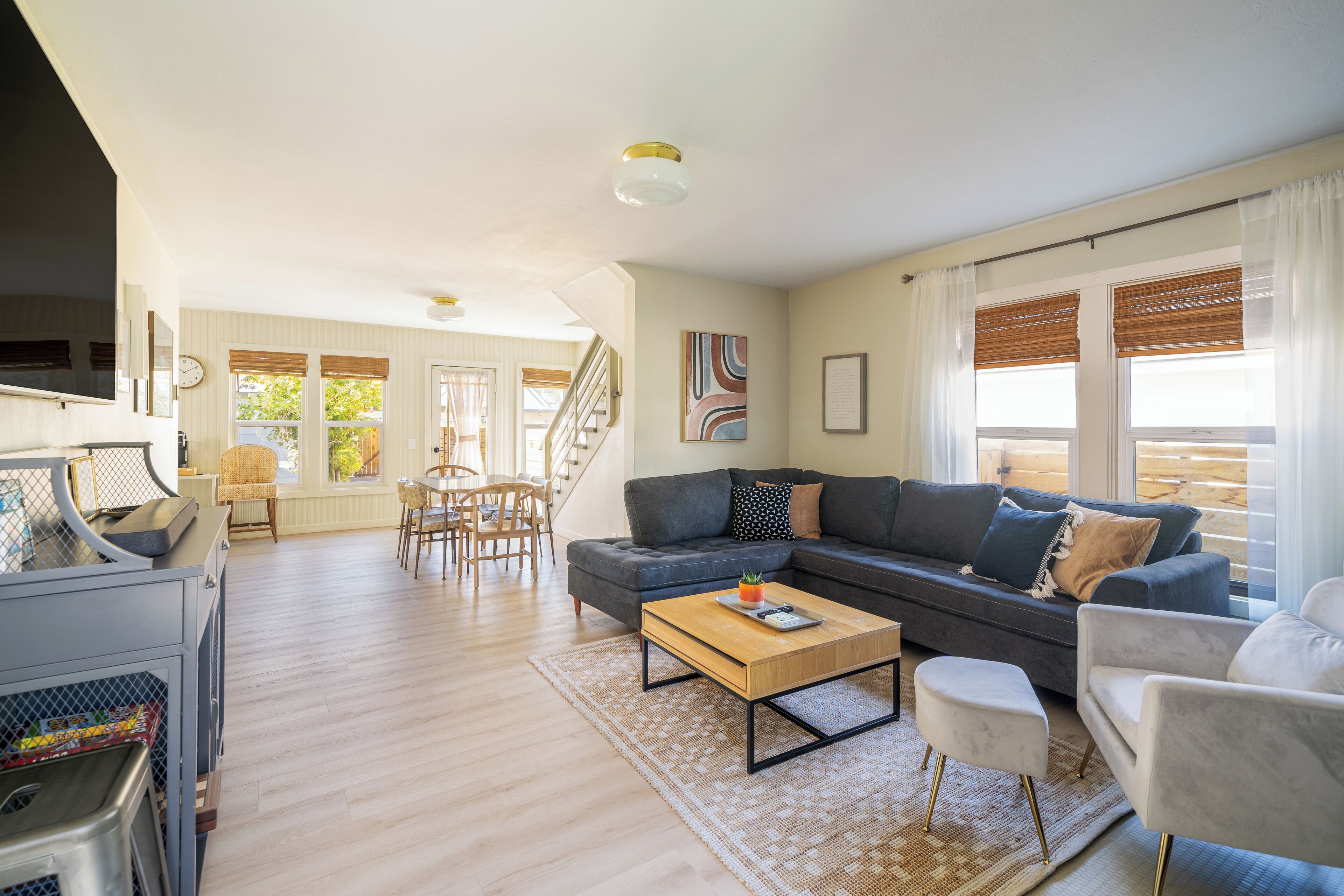 Smart-TV, Kamin, Bücher