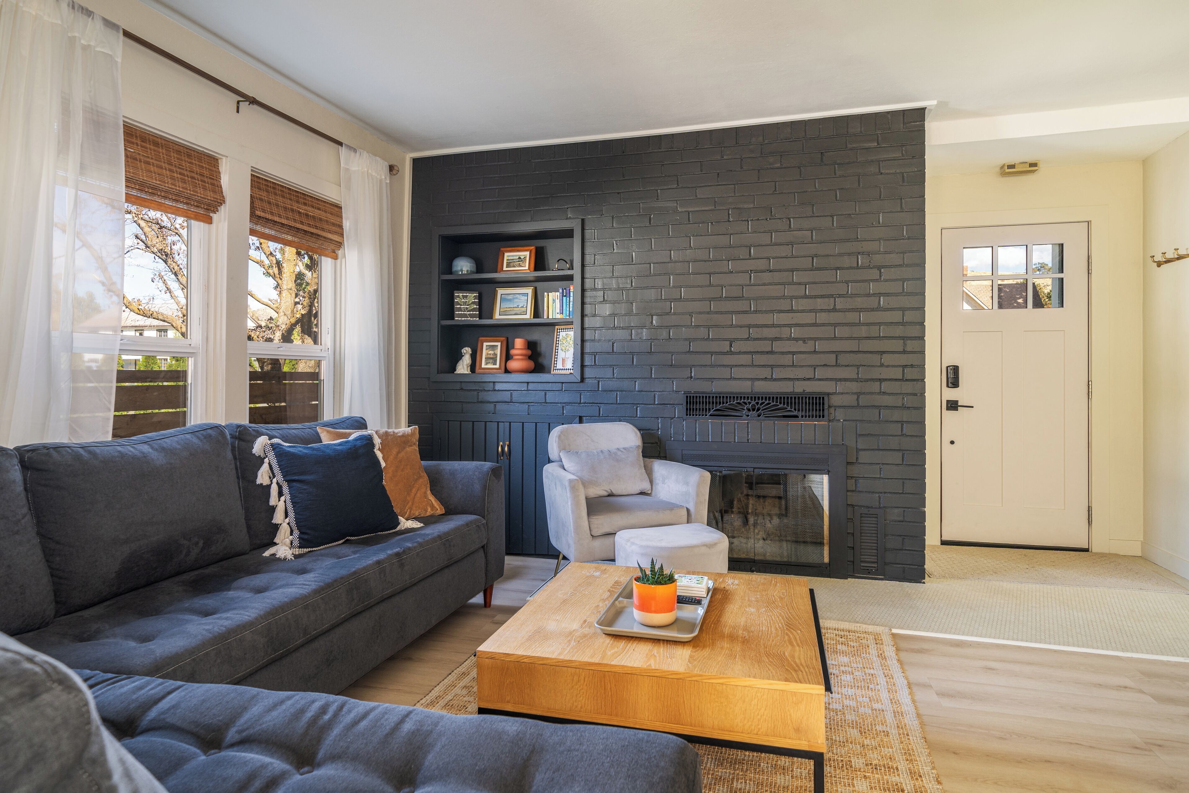 Smart-tv, eldstad och böcker