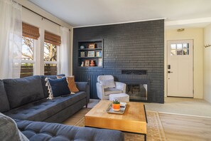 TV connectée, cheminée, livres