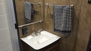 Dusche, Handtücher, Seife, Toilettenpapier