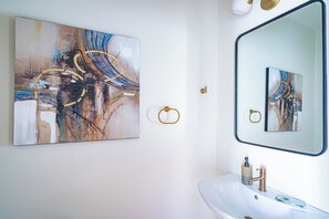 Shower, hair dryer, towels - The Chic Escape | Mini Golf | Luxe Hot Tub | Games (Chattanooga)