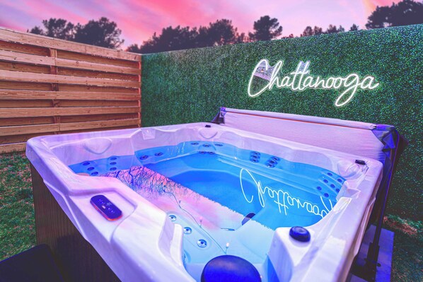 Outdoor spa tub - The Chic Escape | Mini Golf | Luxe Hot Tub | Games (Chattanooga)