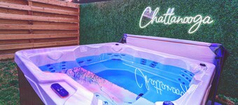 The Chic Escape | Mini Golf | Luxe Hot Tub | Games