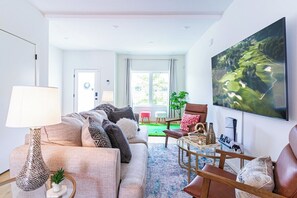 TV, video games - The Chic Escape | Mini Golf | Luxe Hot Tub | Games (Chattanooga)