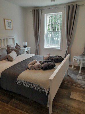 Tabla de planchar con plancha, wifi y ropa de cama 