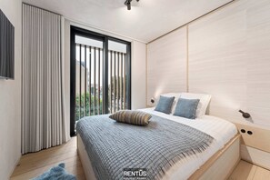 2 bedrooms, desk, WiFi, bed sheets