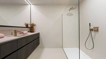 Dusche, Haartrockner, Handtücher