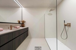 Dusj, hårføner og håndklær