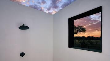 Habitación estándar doble, vistas al jardín | Baño | Bañera y ducha independientes, secador de pelo, toallas y jabón