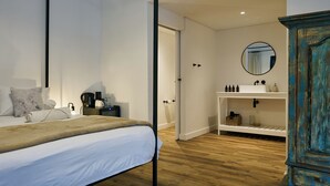 Een slaapkamer met een bed, nachtkastje en een kast.