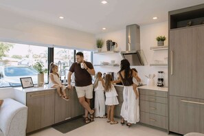 Fridge, microwave, oven, stovetop - Luxury Florida King Bed Studio - Dog Friendly Oasis (Oakland Park)