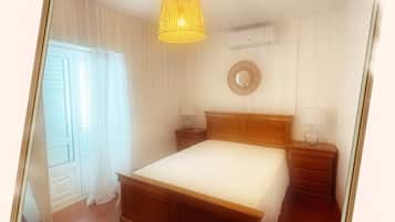 3 habitaciones, tabla de planchar con plancha y ropa de cama