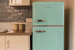 Réfrigérateur, four à micro-ondes, un four, surface de cuisson