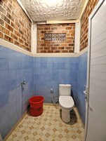 Rumah Wayang | Bathroom