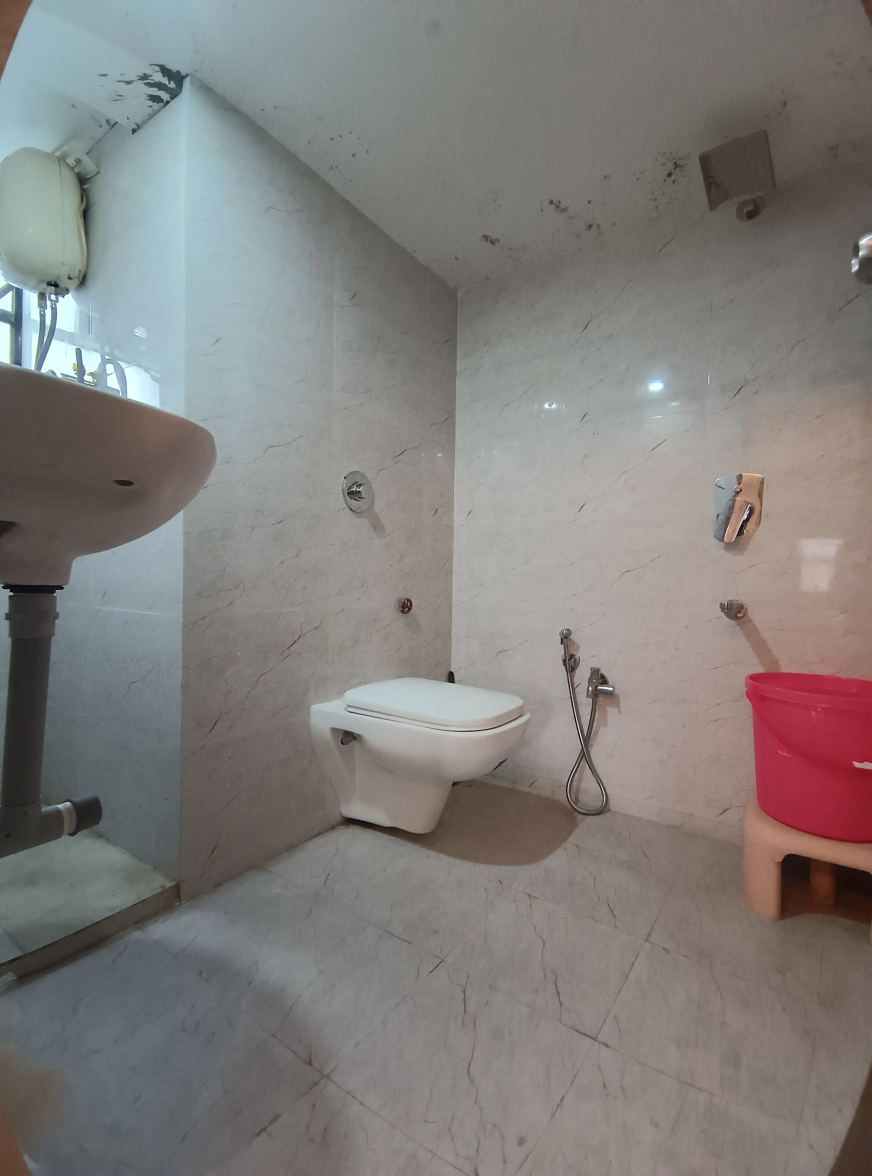 Un baño con inodoro, lavamanos y ducha.