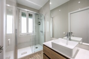 Dusche, Haartrockner, Handtücher