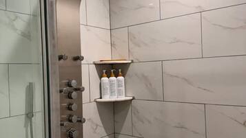 Ducha, artículos de higiene personal ecológicos y secador de pelo