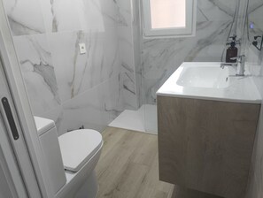 Ducha, secador de pelo y toallas