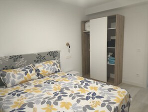 3 makuuhuonetta, silitysrauta/-lauta, vuodevaatteet