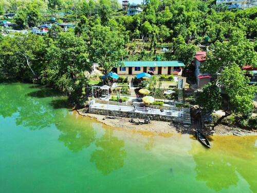 Lake Wave Cottage & Resturent