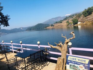 Habitación clásica con 1 cama doble o 2 individuales, vistas al lago | Zona de estar