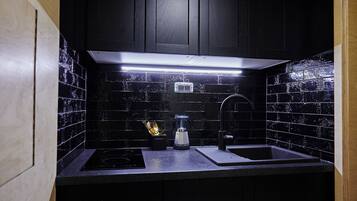 Fridge, dishwasher, coffee/tea maker, electric kettle