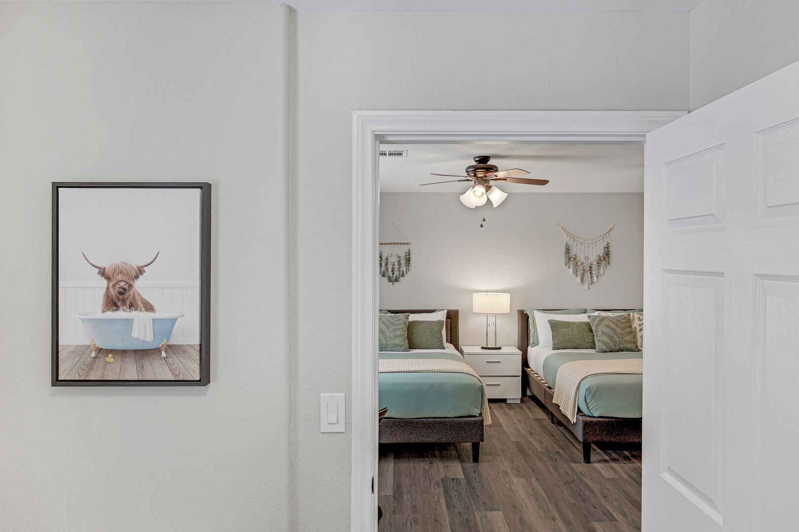 6 slaapkamers, een strijkplank/strijkijzer, wifi, beddengoed