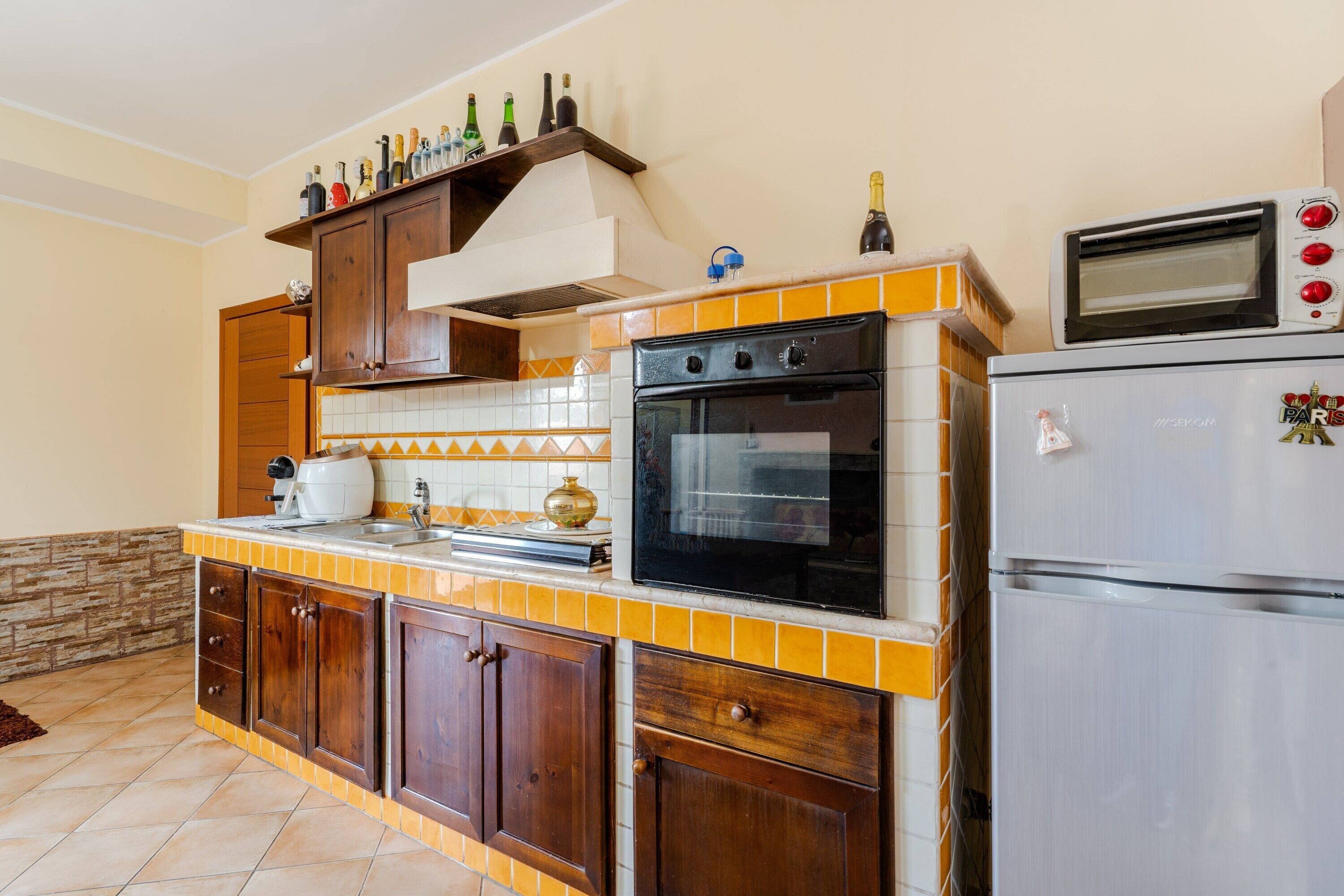 Kühlschrank, Ofen, Herdplatte, Wasserkocher mit Kaffee-/Teezubehör