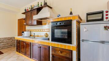 KĂŒhlschrank, Ofen, Herdplatte, Wasserkocher mit Kaffee-/Teezubehör