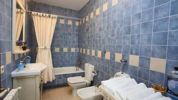 Ducha, secador de pelo, toallas