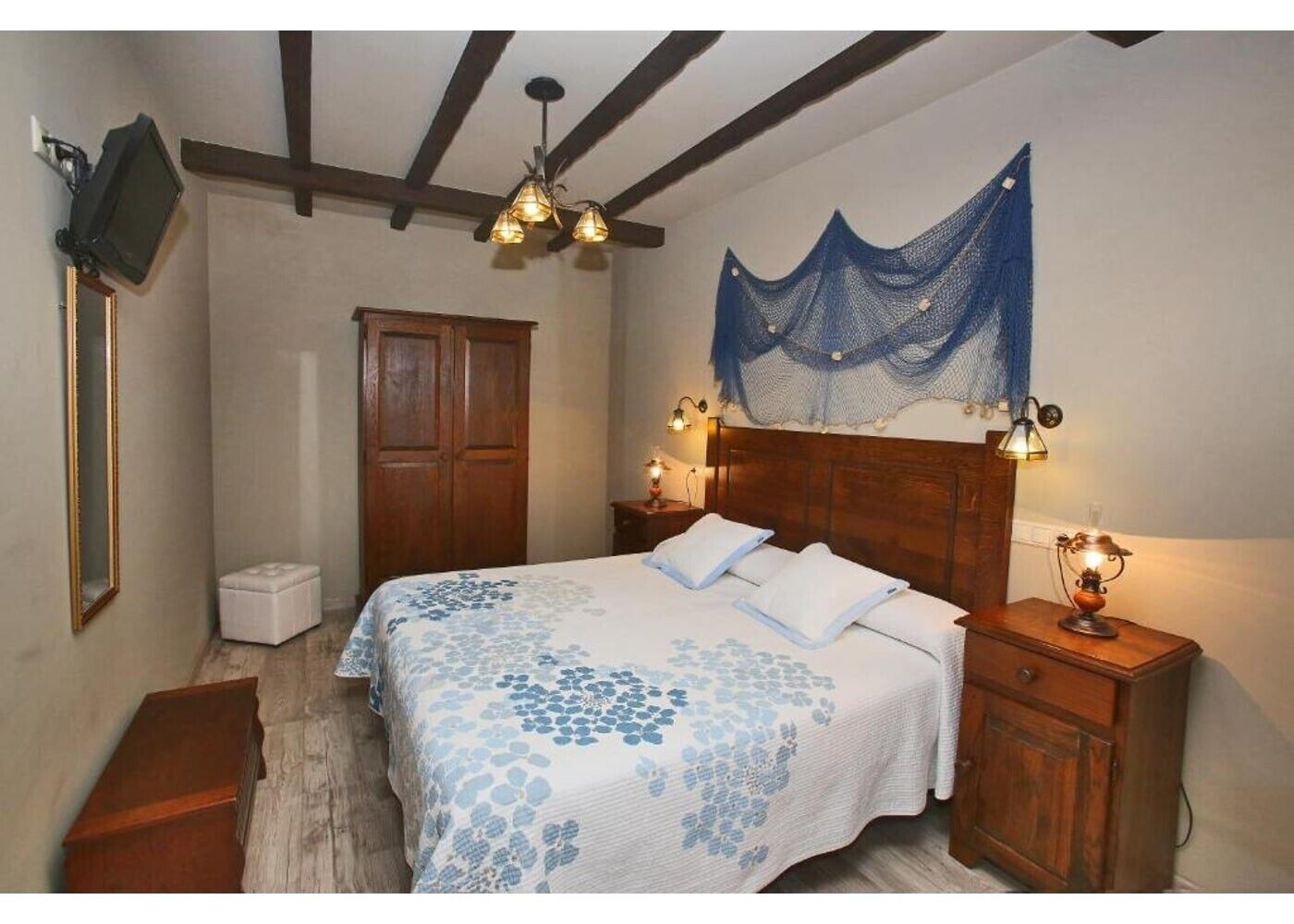 1 habitación, tabla de planchar con plancha, wifi gratis y ropa de cama 