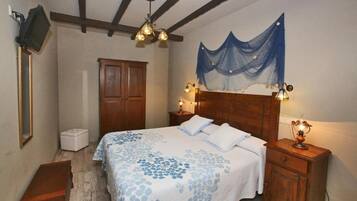 1 habitación, tabla de planchar con plancha, wifi gratis y ropa de cama