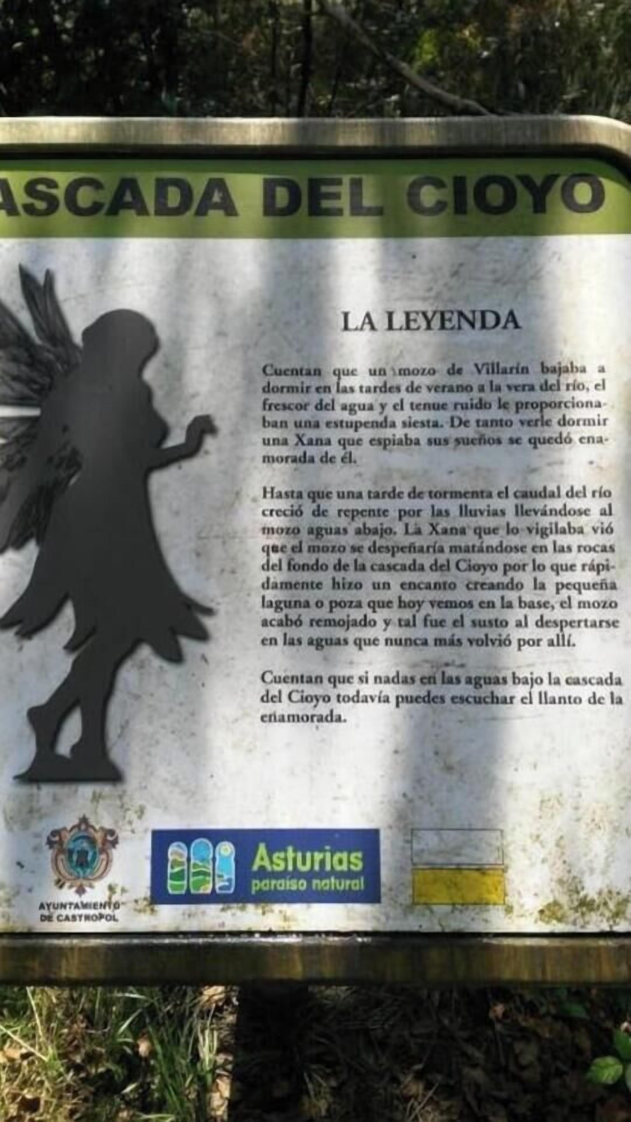 Skilt med en fortælling om et vandfald, en silhuet af en person samt logoer for Ayuntamiento de Castropol og Asturias paraíso natural.