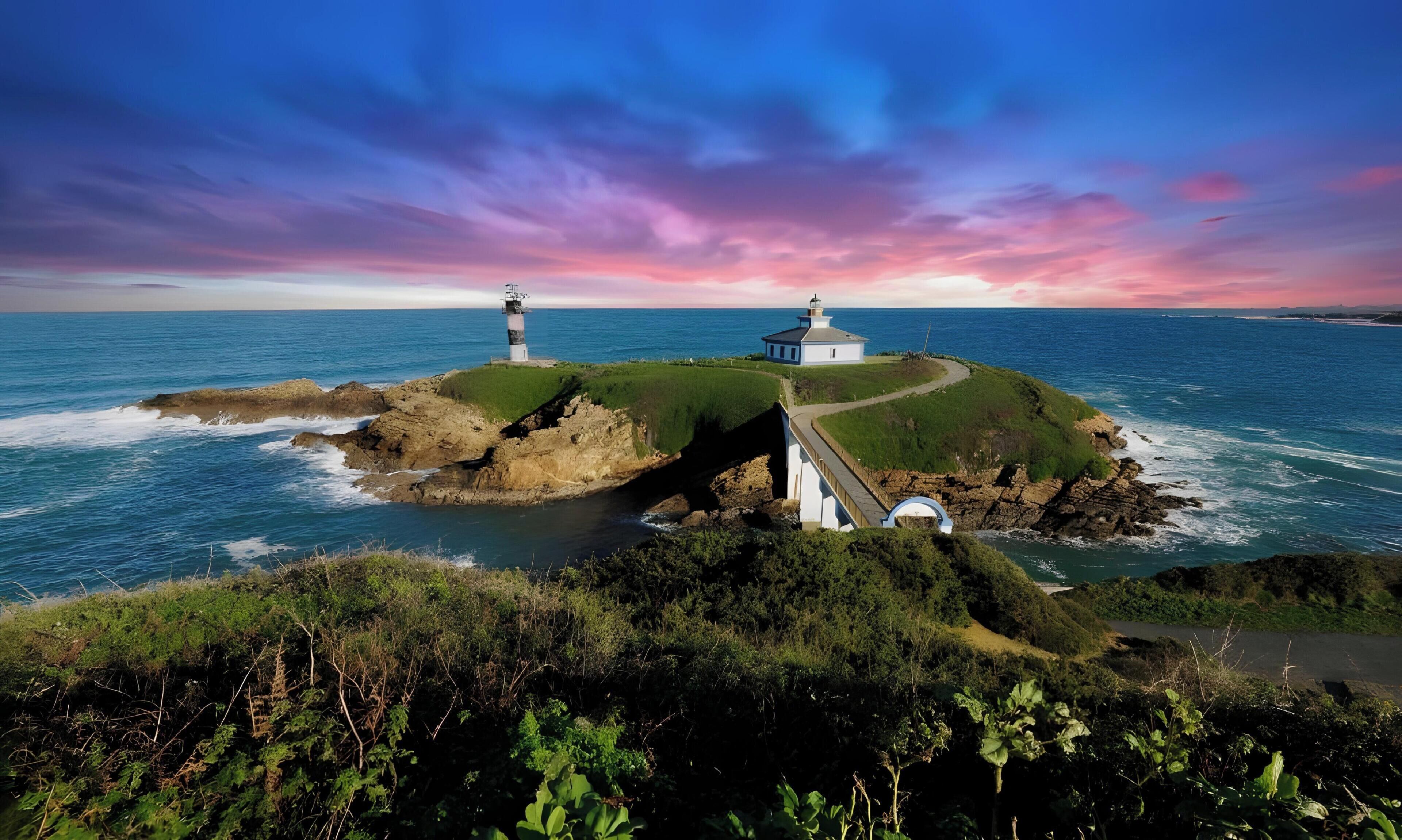Un paysage côtier avec un phare et un bâtiment blanc sur une île verdoyante, entourée d’eau.
