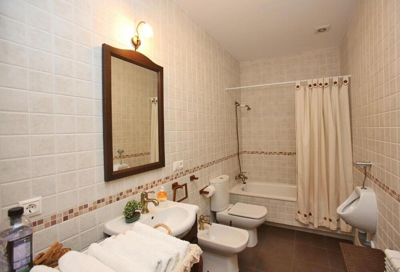 Un baño con lavamanos, inodoro, bidé y bañera.