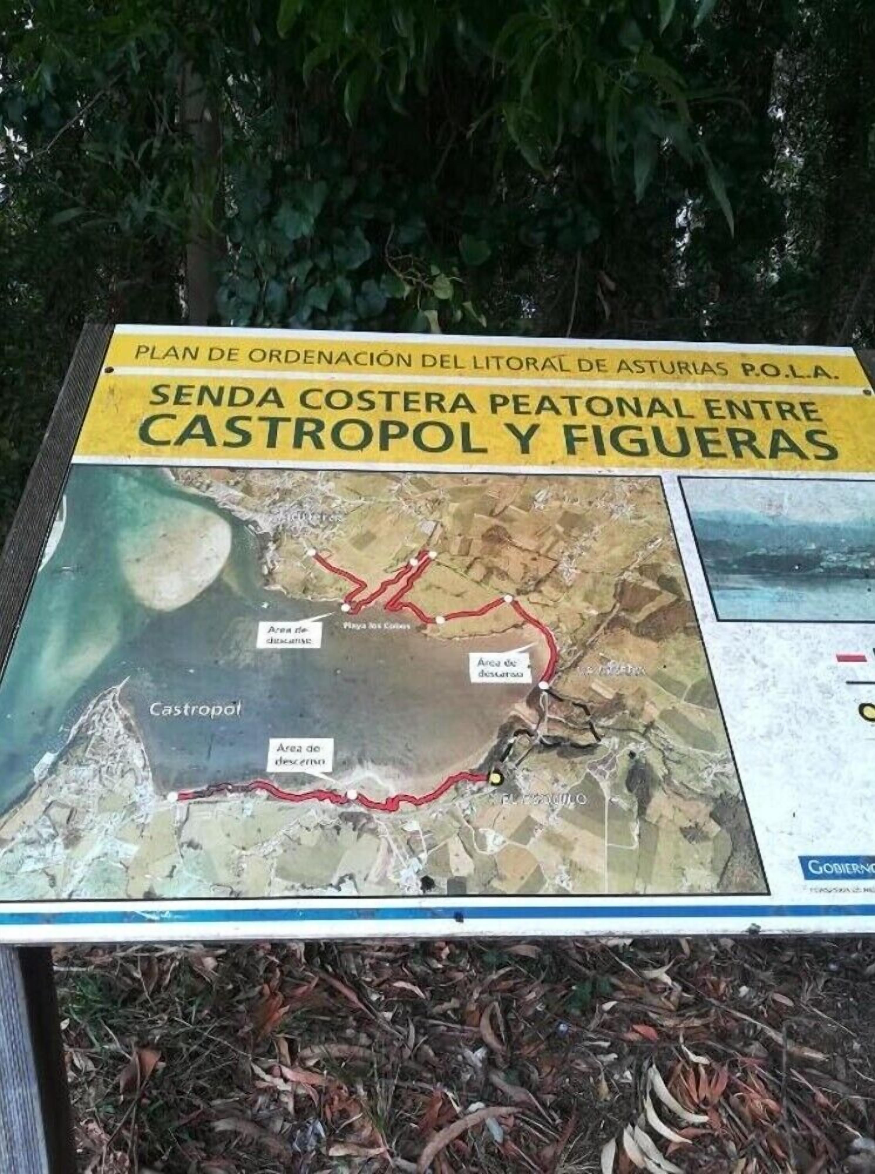 Eine Karte mit dem Titel 'Plan de ordenación del litoral de Asturias P.O.L.A.', wobei der Fußweg 'Senda costeira peatonal entre Castropol y Figueras' hervorgehoben ist.