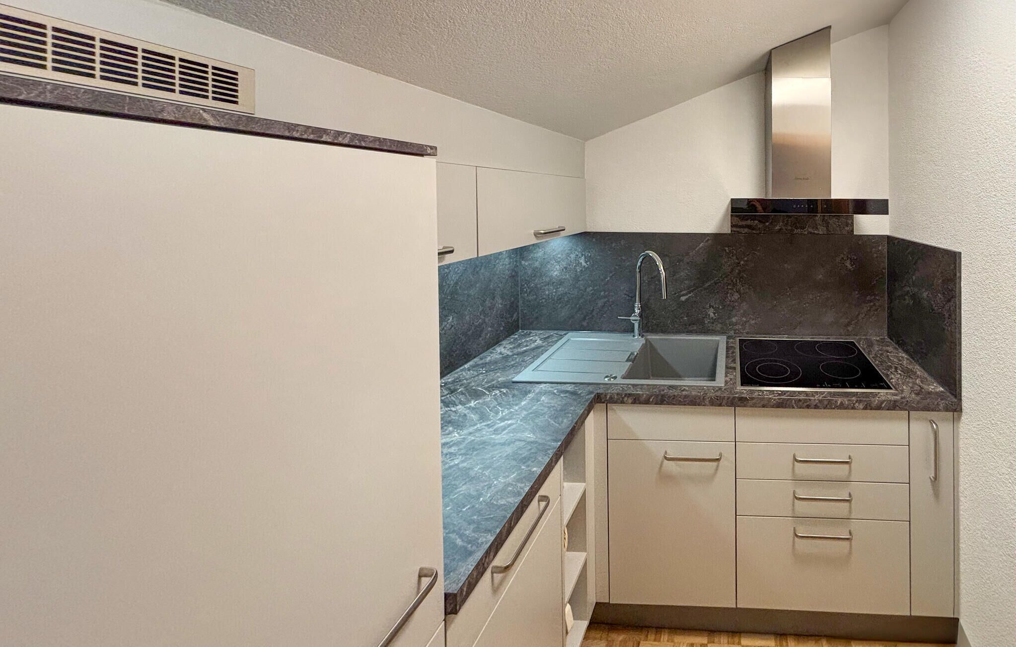 Kühlschrank, Ofen, Geschirrspüler, Wasserkocher mit Kaffee-/Teezubehör