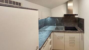 Fridge, oven, dishwasher, coffee/tea maker