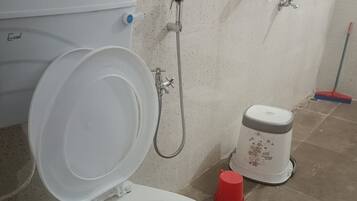 Habitación doble estándar | Baño | Regadera, regadera tipo lluvia, toallas, jabón