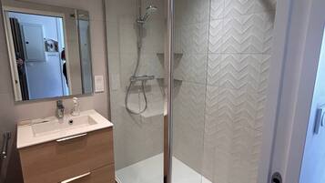 Shower, hair dryer, towels