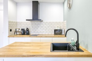 ثلاجة، ميكروويف، فرن، موقد طهي مسطح