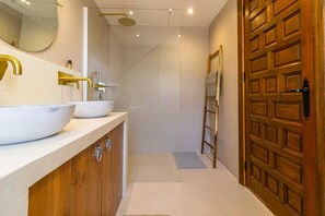 シャワー、ヘアドライヤー、タオル